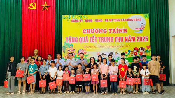 Xã Đồng Đăng Trao quà Tết Trung thu cho con em các gia đình bị ảnh hưởng bởi dự án cao tốc Hữu Nghị - Chi Lăng.