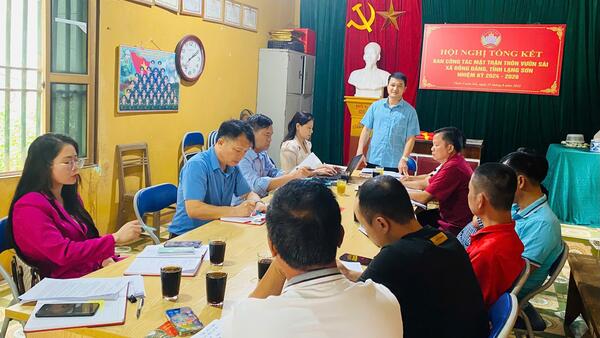 Đoàn công tác của Ban Thường vụ Đảng ủy xã Đồng Đăng làm việc với các chi bộ trên địa bàn