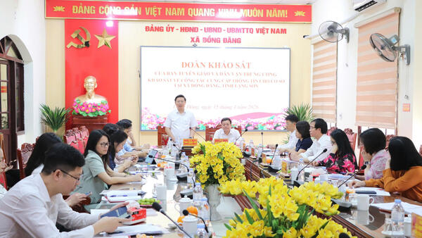 BAN TUYÊN GIÁO VÀ DÂN VẬN TRUNG ƯƠNG KIỂM TRA, KHẢO SÁT VIỆC CUNG CẤP THÔNG TIN CHO CƠ SỞ TẠI XÃ ĐỒNG ĐĂNG