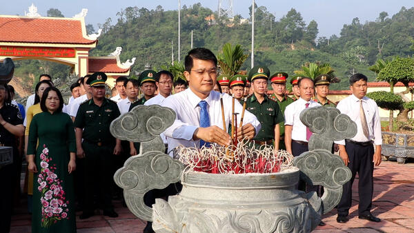 Đồng Đăng tổ chức Lễ dâng hương, dâng hoa các anh hùng liệt sĩ nhân dịp 27.7