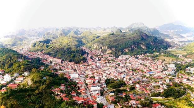 Ảnh 3- Xã Đồng Đăng nhìn từ trên cao, nổi bật với hệ thống khu dân cư khang trang, hạ tầng ngày càng hoàn thiện giữa không gian núi đá đặc trưng vùng biên xứ Lạng